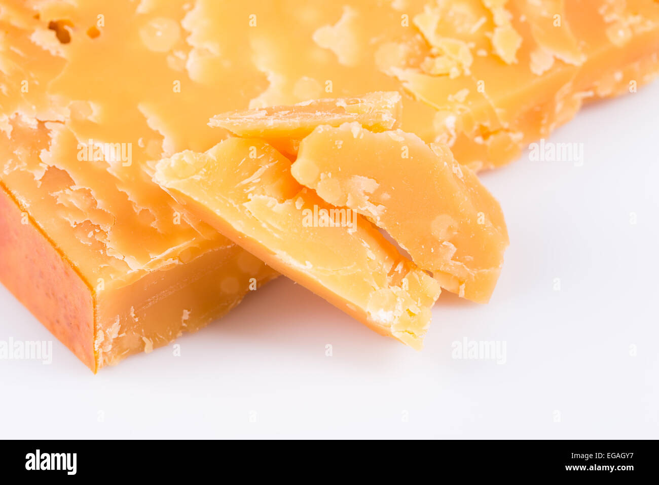 Morceau de vieux fromage sur une serviette, studio shot. Banque D'Images