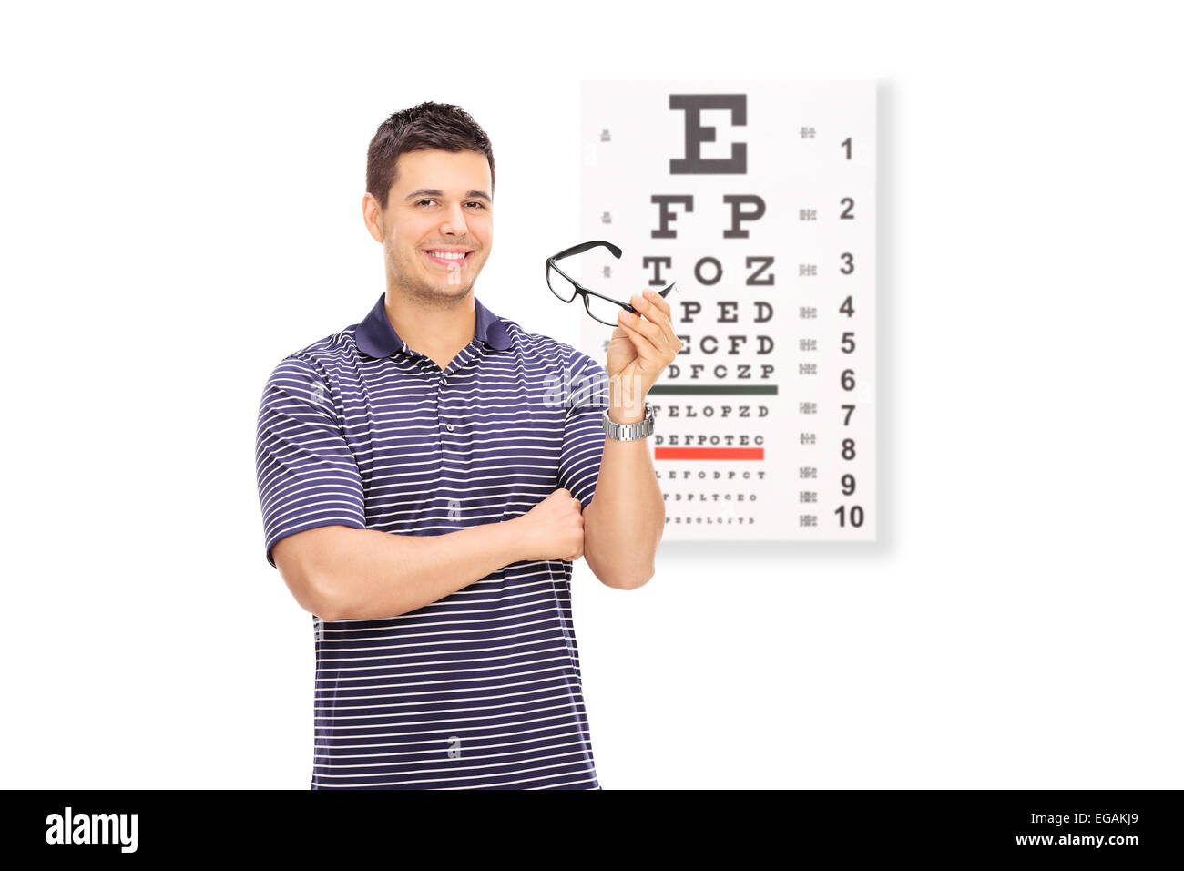 Jeune mec holding glasses devant un tableau isolé sur fond blanc Banque D'Images