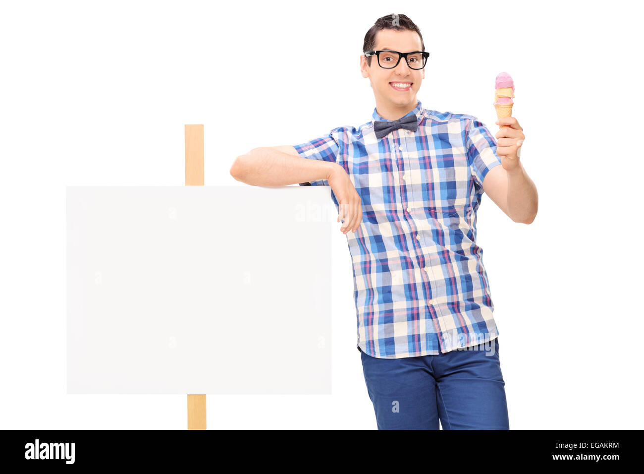 L'homme joyeux holding une glace à côté d'un bandeau blanc isolé sur fond blanc Banque D'Images