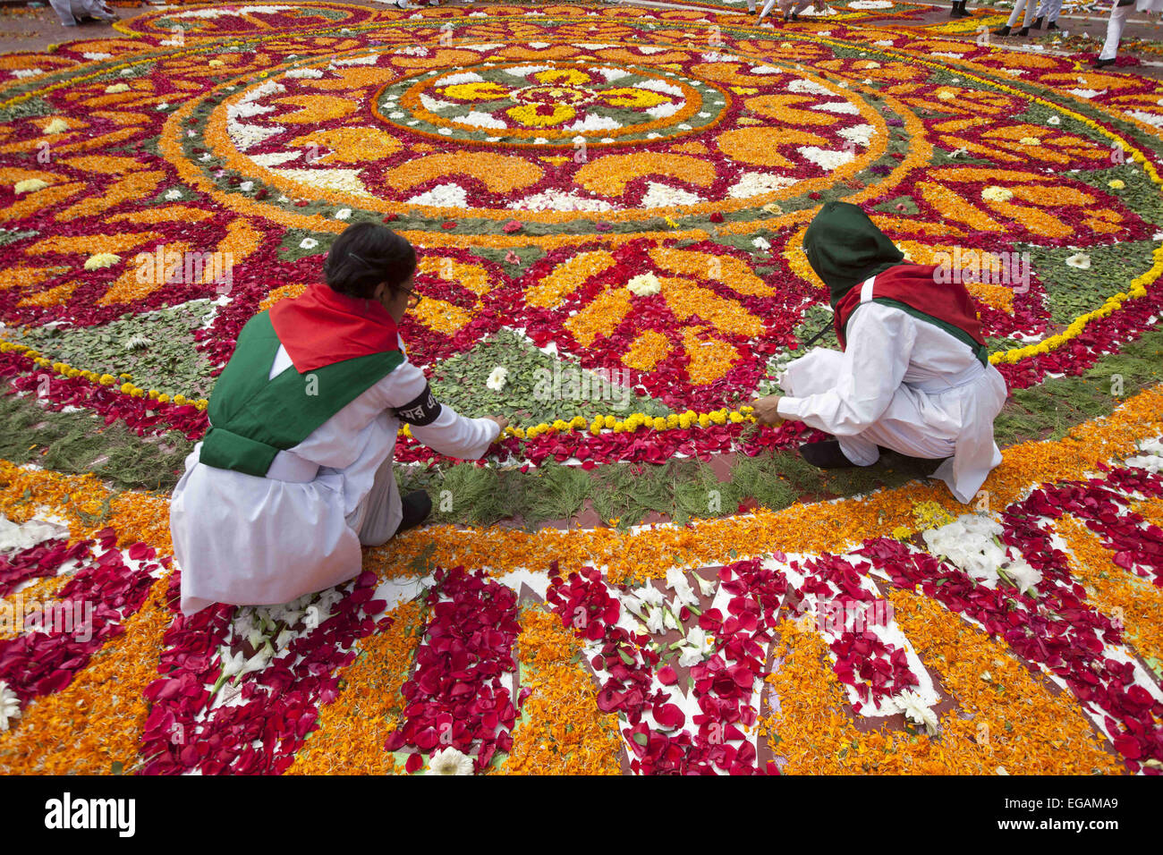 Dhaka, Bangladesh. Feb 21, 2015. Les Bangladaises orne le centre de Dhaka Shaheed Minar, ou Martyr's Monuments sur la Journée internationale de la langue maternelle dans la région de Dhaka, Bangladesh, le 21 février, 2015 ,. La Journée internationale de la langue maternelle est célébrée en commémoration du mouvement où un certain nombre d'étudiants est mort en 1952, à défendre la reconnaissance de Bangla comme un état de langue de l'ex-Pakistan, aujourd'hui le Bangladesh. Le jour est maintenant observée dans le monde entier afin de promouvoir la diversité linguistique et culturelle et le multilinguisme. Credit : Suvra Kanti Das/ZUMA/ZUMAPRESS.com/Alamy fil Live News Banque D'Images