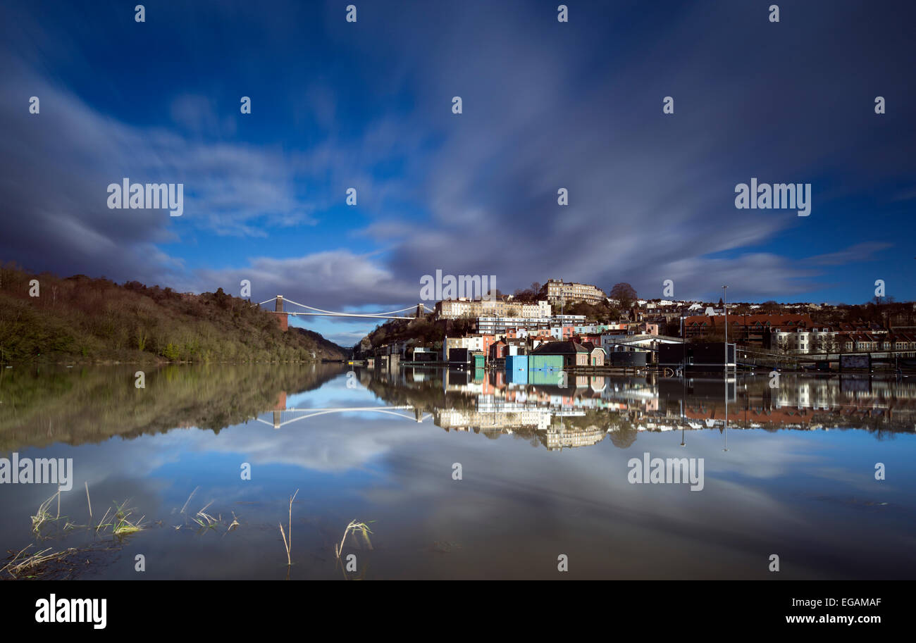 Le bassin de Cumberland, Bristol, Royaume-Uni. 21 septembre 2015. La plus forte marée de l'année a inondé l'entrée des quais pour la ville de Bristol à 9.02.am ce matin. Il a été de 11,8 mètres de haut. La banque en face de l'appareil photo est immergée, le contrôle de l'édifice et les portes serrures eux-mêmes sont submergés. À l'aval, dans l'Avon Gorge qui est enjambée par le pont suspendu de Clifton. Carolyn Eaton/Alamy News Live Banque D'Images