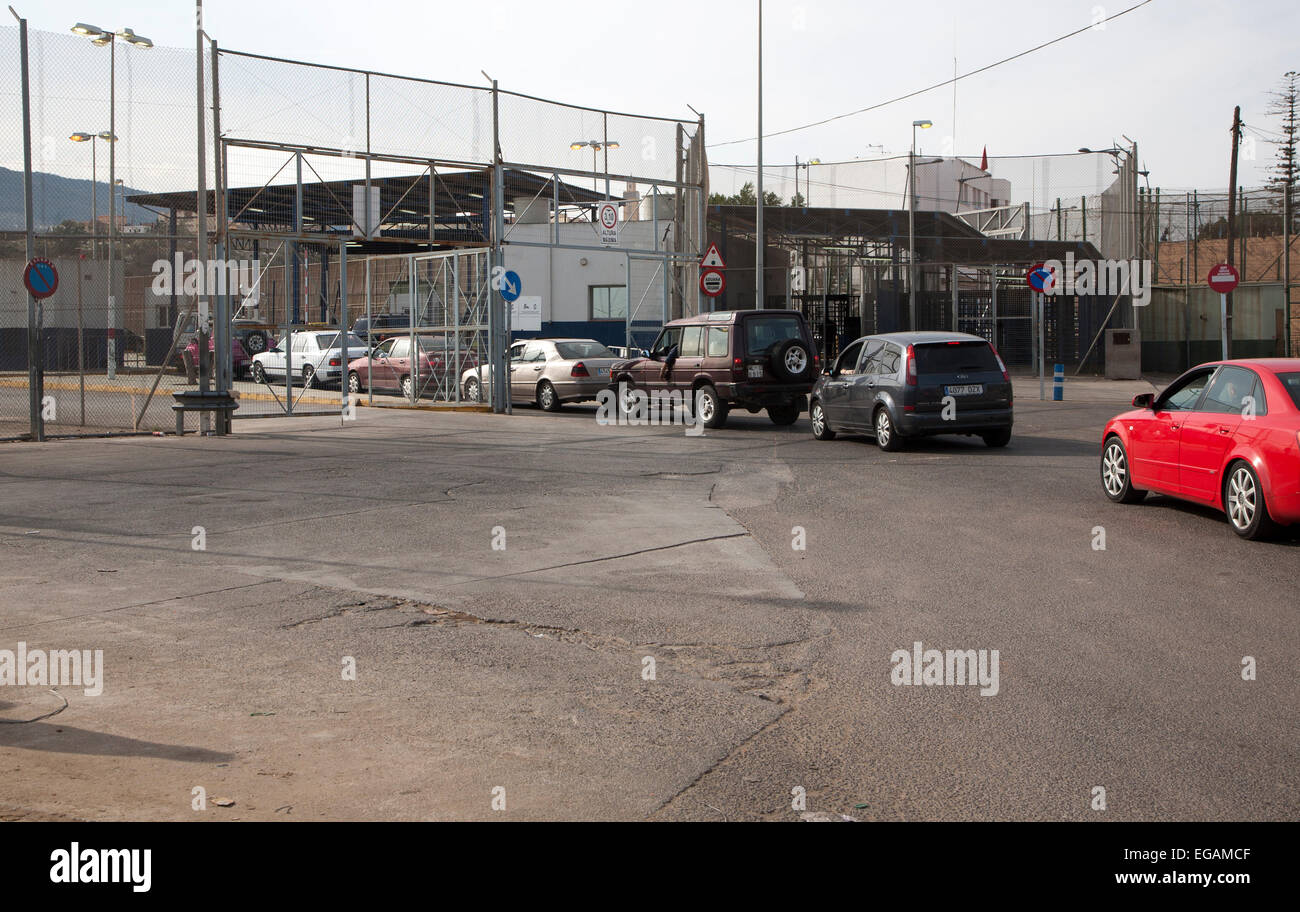 File de voitures d'attente à la frontière marocaine dans la ville autonome de Melilla territoire espagnol de l'État en Afrique du Nord, Espagne voitures line up Banque D'Images