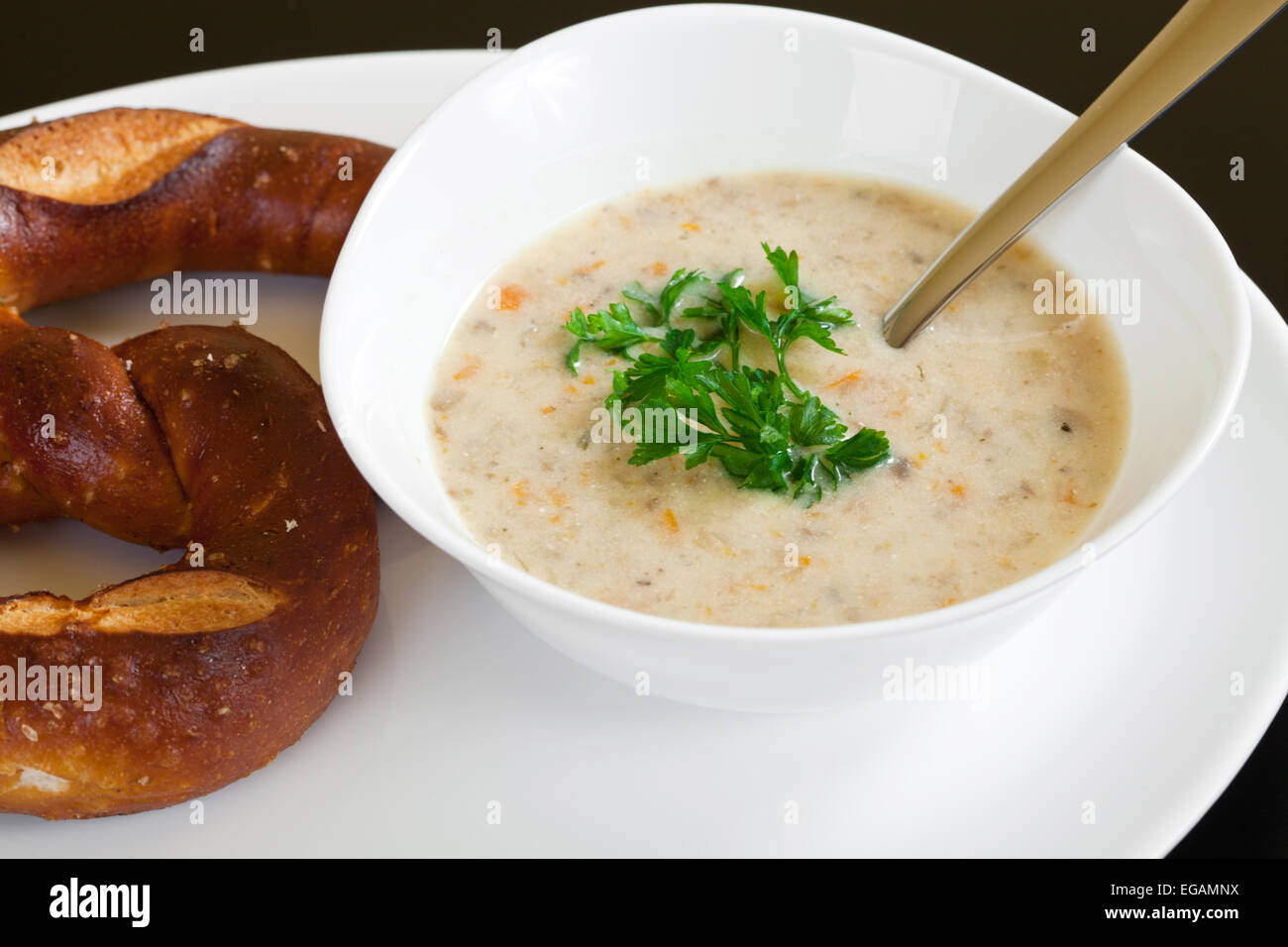 Soupe aux champignons et bretzel Banque D'Images