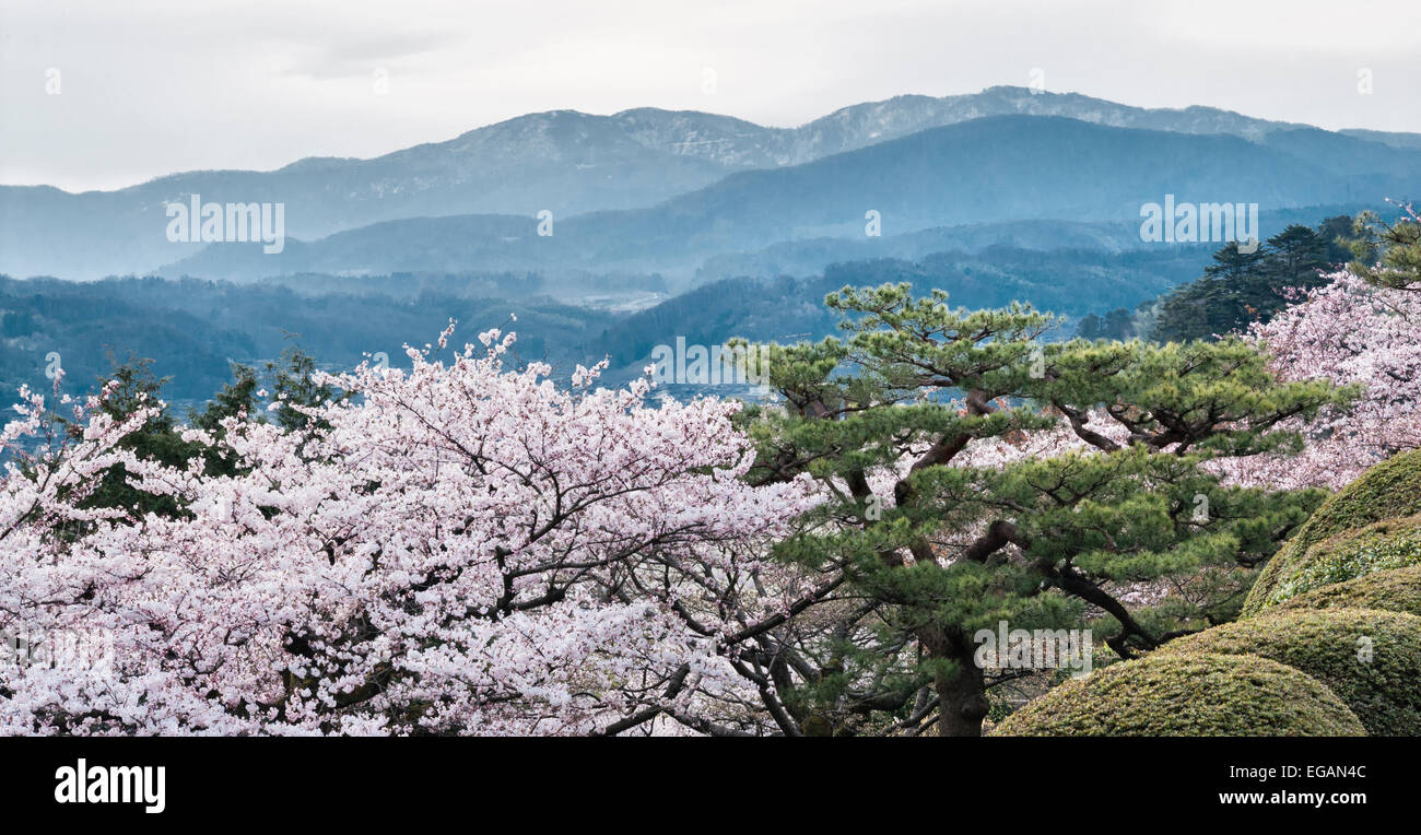 Kanazawa, Japon. Jardin Kenroku-en, l'un des trois grands jardins du Japon. Vue sur les montagnes au-delà du jardin au printemps Banque D'Images