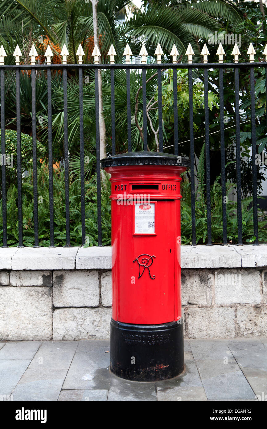 Bureau de poste rouge pillar box, Gibraltar, Gibraltar, territoire britannique dans le sud de l'Europe Banque D'Images