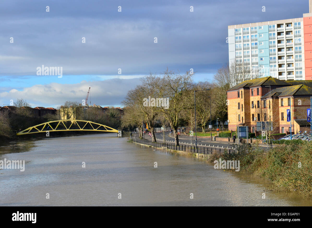 Pont de la banane jaune Bristol, Royaume-Uni. 21 Février, 2015. UK.Temps. La marée haute Bristol où le niveau de l'eau atteint presque road , sur Clarence Road. Crédit : Robert Timoney/Alamy Live News Banque D'Images