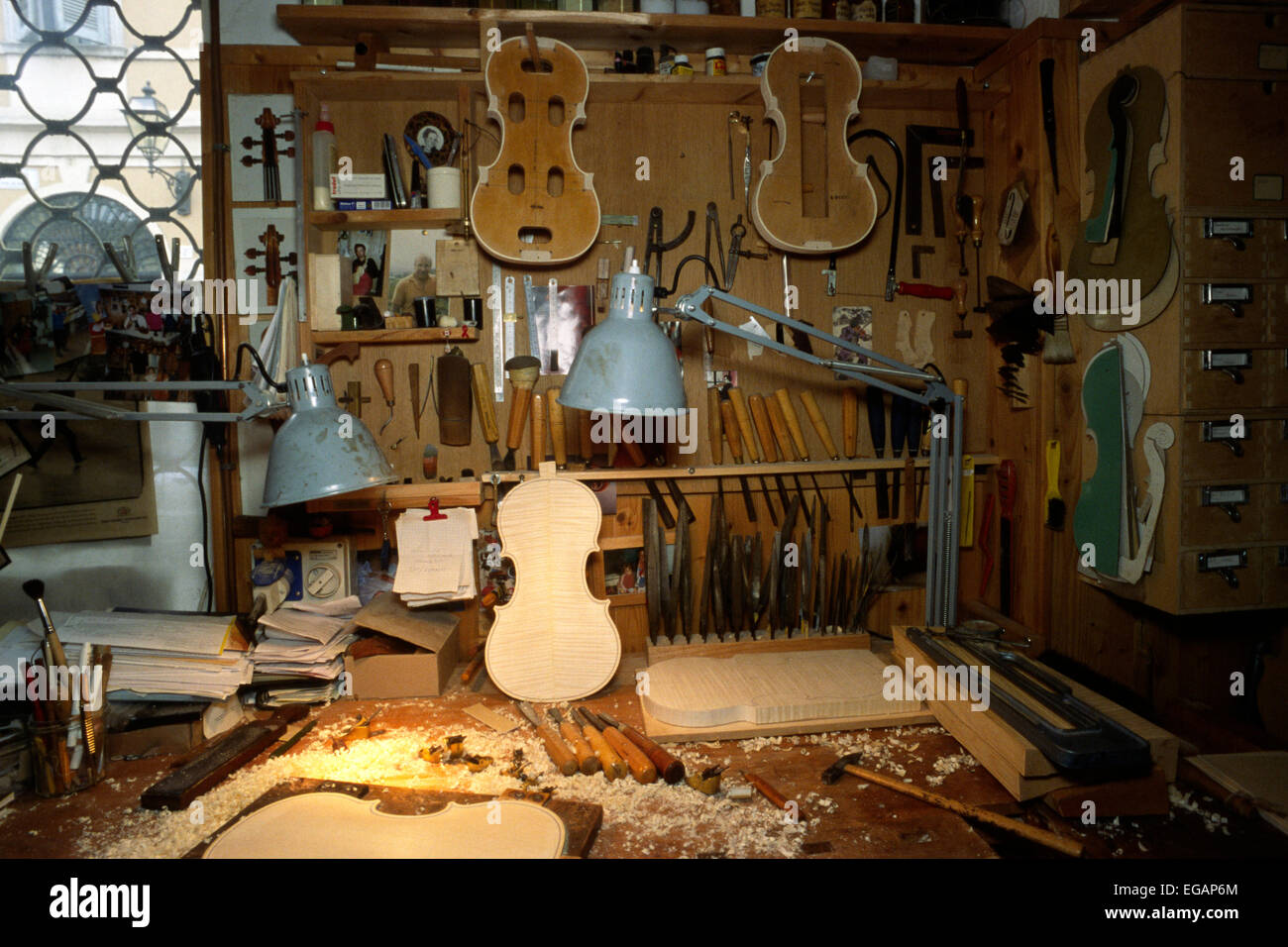 Italie, Lombardie, Crémone, atelier de violoniste Banque D'Images