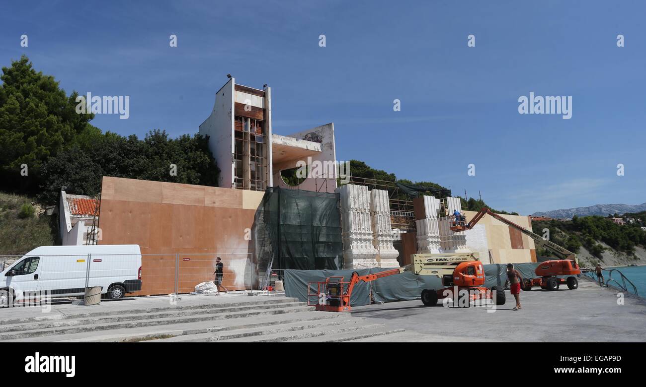 Définir les constructeurs peuvent être vus l'assemblage de la façade d'une structure à piliers qui seront utilisées dans le tournage de "Game of Thrones : Season 5' sur emplacement à Split, Croatie comprend : Atmosphère Où : Split, Croatie Quand : 19 août 2014 Banque D'Images