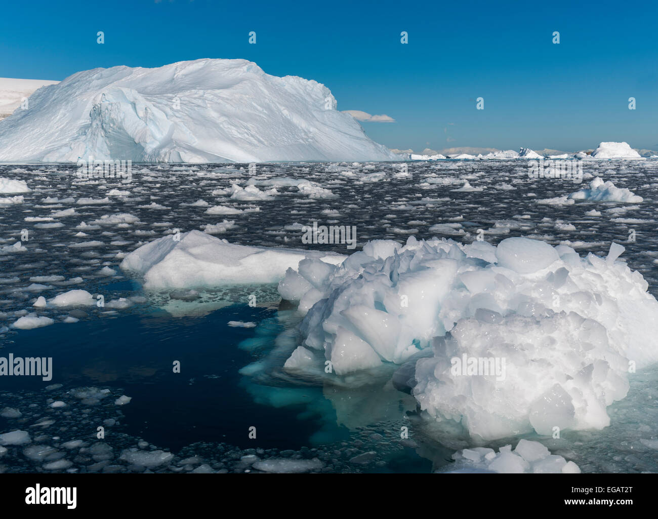 Les icebergs, glaciers et montagnes, Cierva Cove, l'Antarctique Banque D'Images