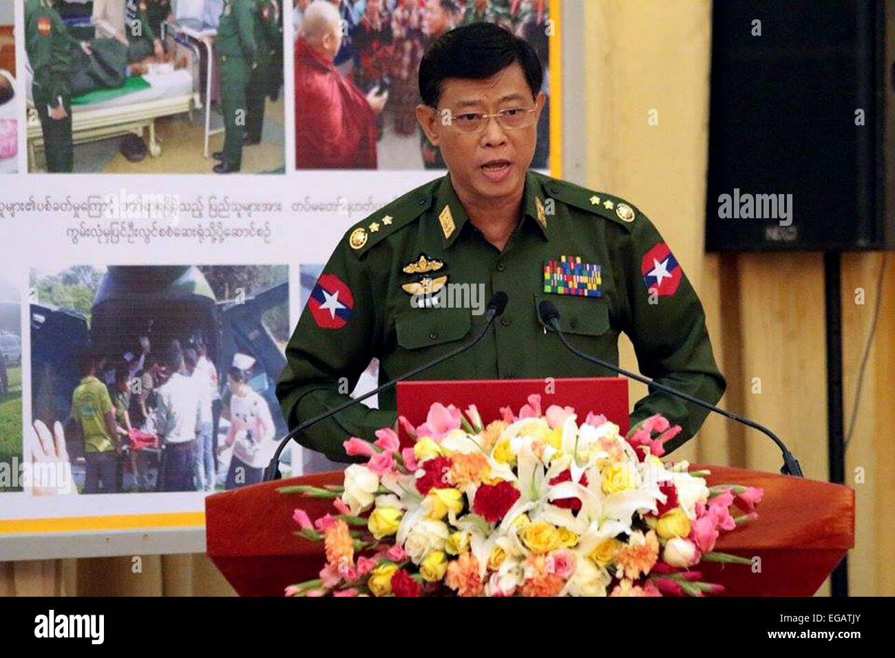 Nay Pyi Taw, le Myanmar. Feb 21, 2015. Le Lieutenant général du Commandant en chef Bureau Mya Tun Oo parle aux médias lors d'une conférence de presse à Nay Pyi Taw, le Myanmar, le 21 février 2015. La situation dans la région de Kokang nord État shan du Myanmar s'est calmée progressivement à la suite de la déclaration du gouvernement d'un état de 90 jours d'urgence dans la région le 17 février, le Lieutenant général du Commandant en chef Bureau Mya Tun Oo a dit dans une conférence de presse à Nay Pyi Taw le samedi. © Wai Yan/Xinhua/Alamy Live News Banque D'Images