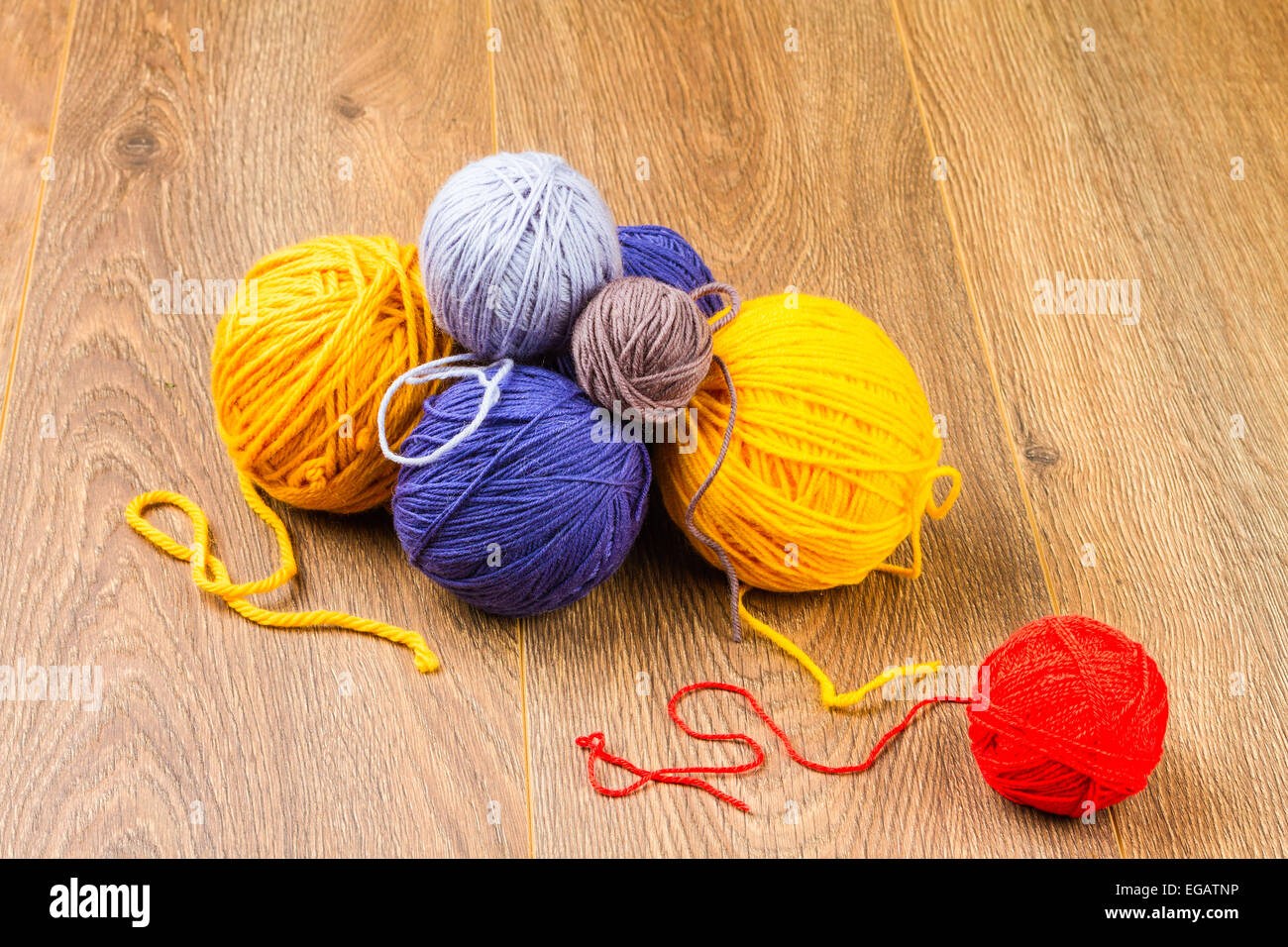Jaune, Bleu foncé, lilas, brun et rouge sur fond de bois de fil Banque D'Images