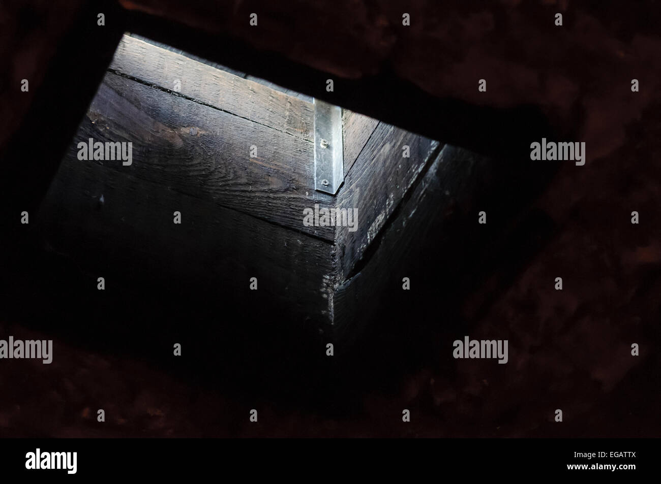 Hatch à travers laquelle les boîtes de Zyklon-B a été largué dans la chambre à gaz au camp de concentration d'Auschwitz Banque D'Images