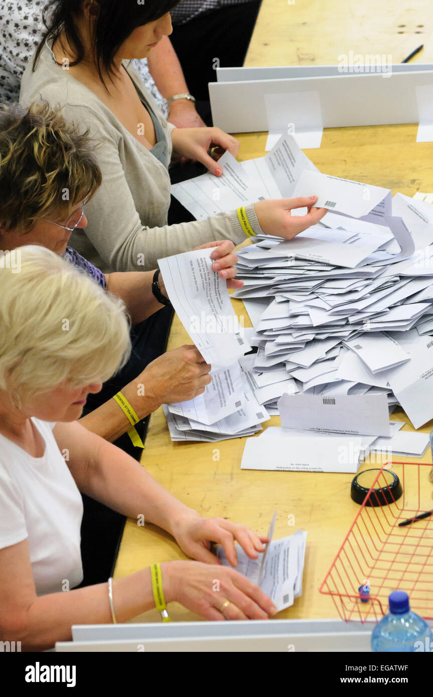 Le décompte commence à la station de comptage d'une élection Banque D'Images