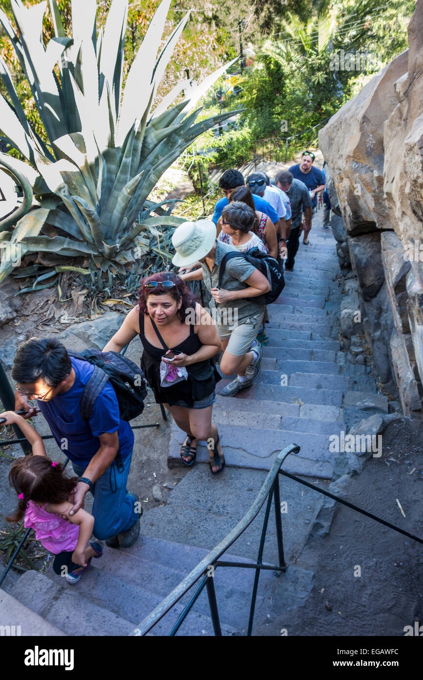 Les visiteurs de grimper la colline de Santa Lucia, étapes, Santigo, Chili Banque D'Images