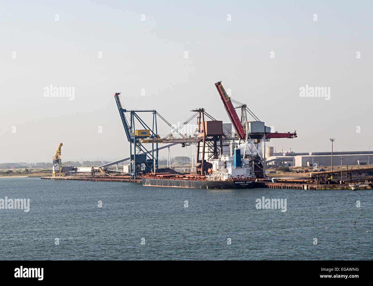 Grues et chargement de navire, Port de Dunkerque, France Banque D'Images