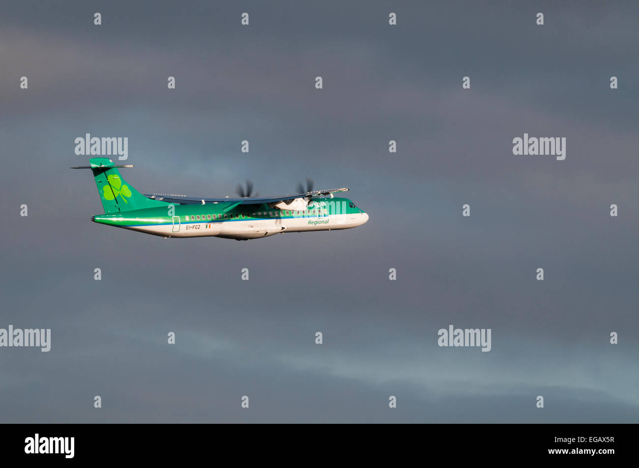 Vue latérale d'un Aer Lingus Regional ATR 42 Avion au décollage Banque D'Images