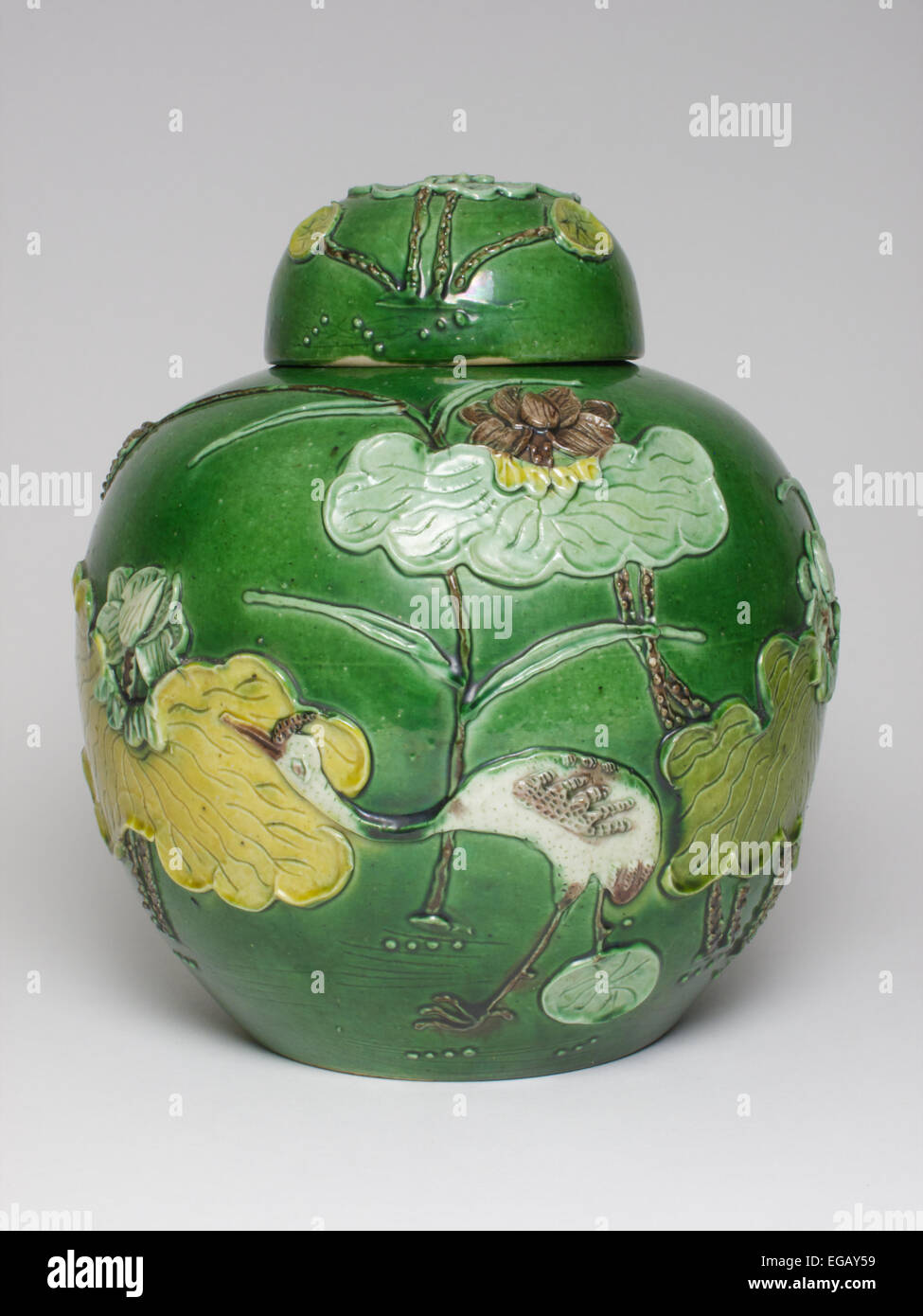 Meubles anciens en porcelaine Chinoise famille verte pot et couvrir en relief décoré avec une grue parmi les nénuphars, faite fin du 19e ou ea Banque D'Images