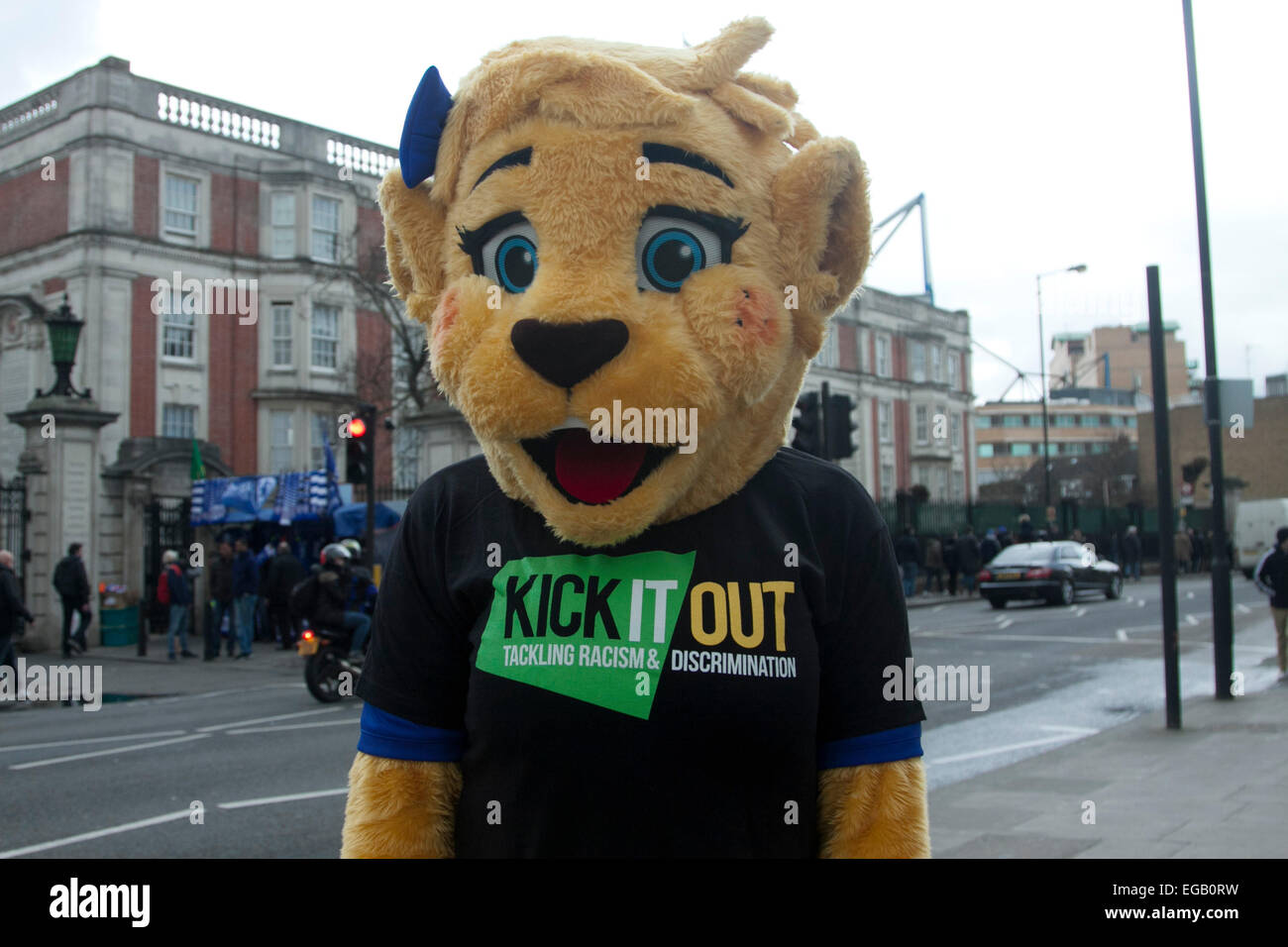 Stamford Bridge London,UK. 21 février 2015. Chelsea mascot portant Kick It Out racisme shirt. Le club de football de Chelsea est sous le feu des projecteurs pour le match de la Premier League anglaise contre Burnley FC à la suite de l'incident raciste impliquant des supporters de Chelsea à Paris. Credit : amer ghazzal/Alamy Live News Banque D'Images