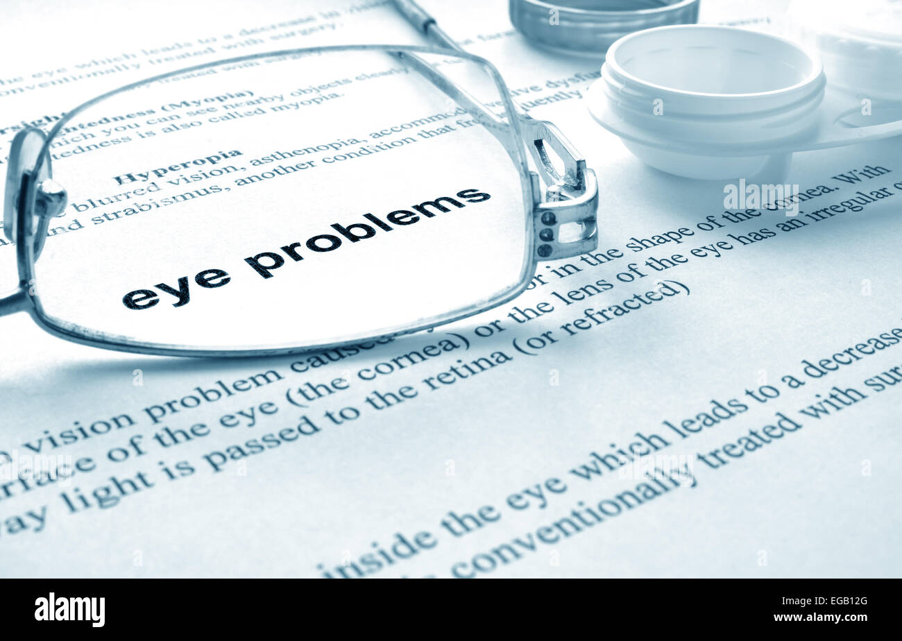 Papier avec des mots des problèmes oculaires, lunettes et lentilles pour conteneurs. Troubles oculaires. Focus sélectif. Banque D'Images