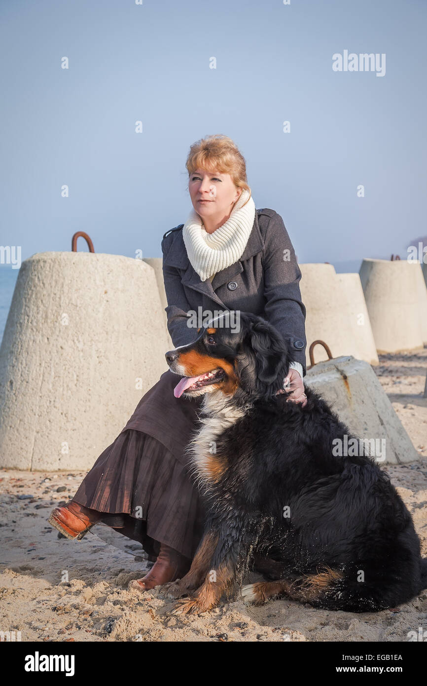 Bernois et femme assise, près de la mer Banque D'Images