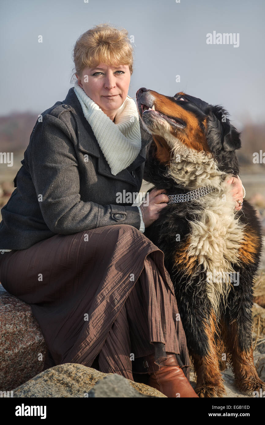 Mature Woman sitting with bernois Banque D'Images