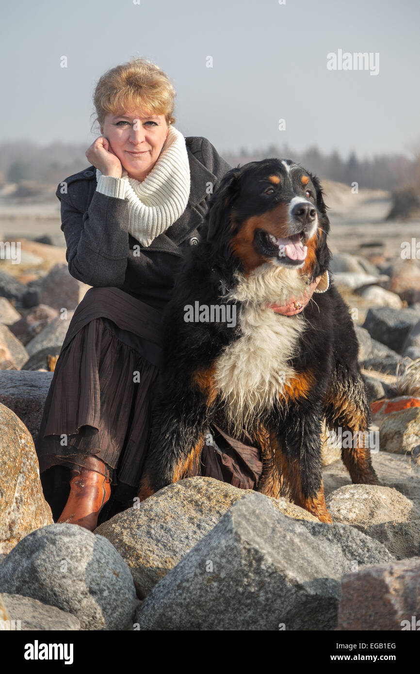 Mature Woman sitting with bernois Banque D'Images