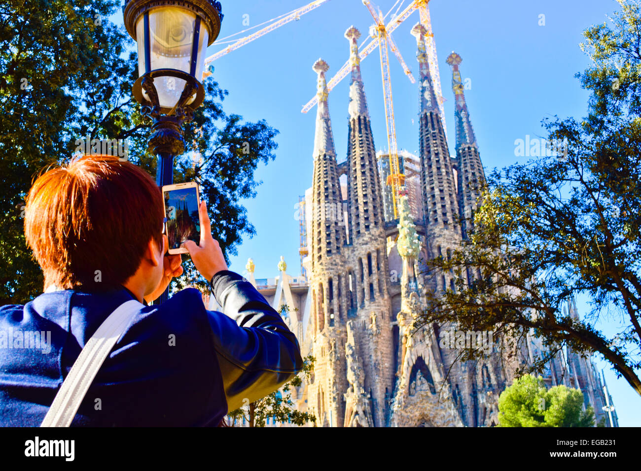 Prendre des photos touristiques avec son mobile. Sagrada Familia, Barcelone, Catalogne, Espagne. Banque D'Images