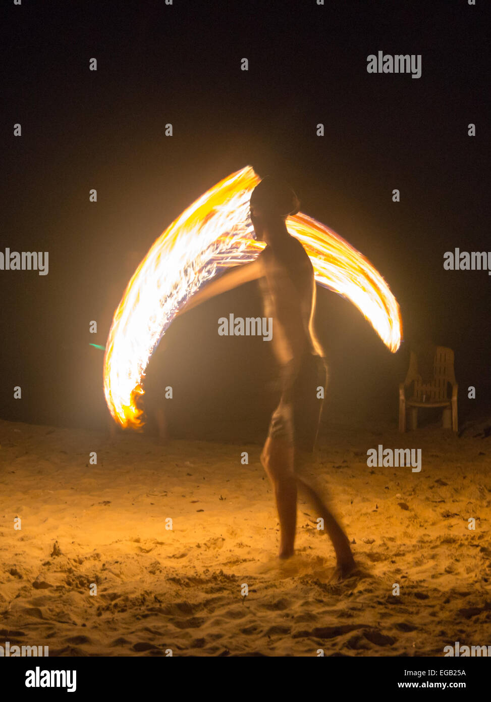 Nuit spectacle de feu, le Turtle Bay Resort, îles Perhentian, Malaisie Banque D'Images