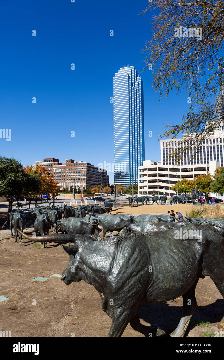 Transport de bétail des sculptures avec le centre-ville derrière, Pioneer Plaza, Dallas, Texas, USA Banque D'Images