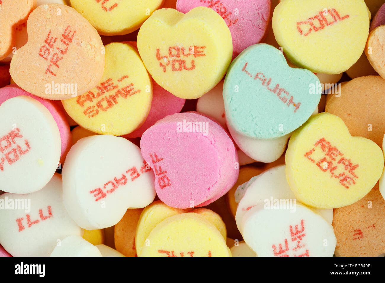 Conversation colorés pour la Saint-Valentin Bonbons Coeurs Banque D'Images