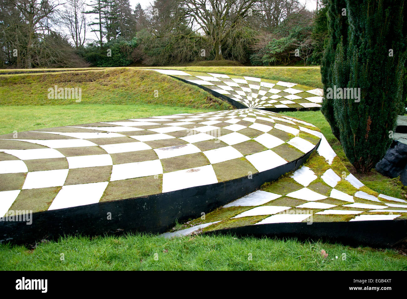 Rupture de symétrie d'une terrasse, d'une exposition sur les origines de notre univers, une partie de Charles Jenck Jardin de la spéculation cosmique. Banque D'Images