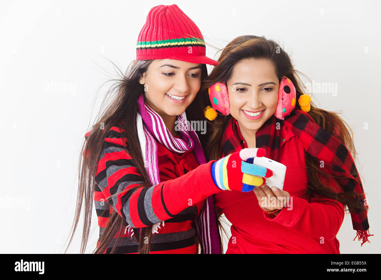 2 filles indiennes Saison Hiver téléphone chat Banque D'Images