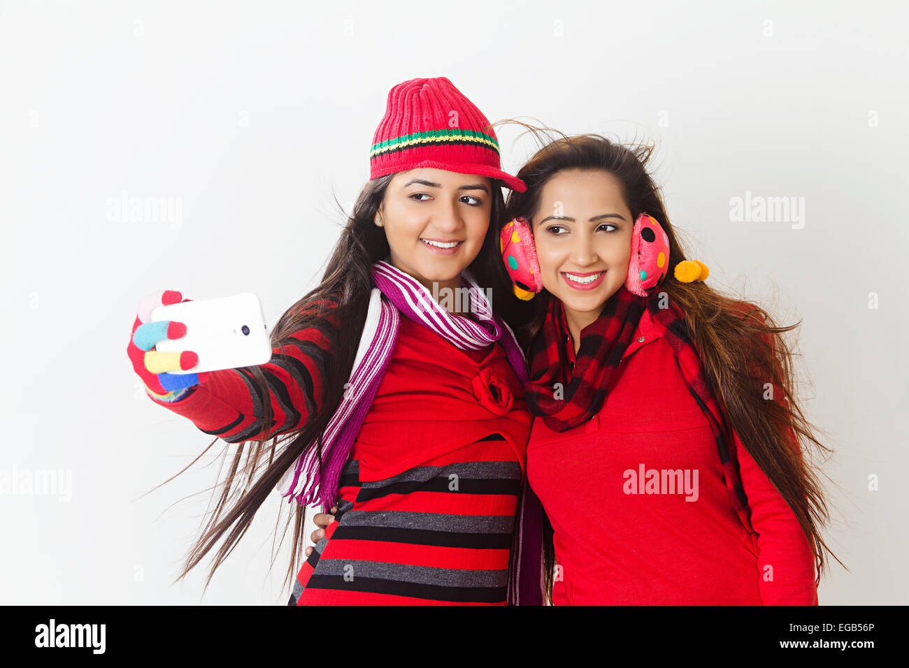 2 filles indiennes Saison Hiver selfies téléphone Banque D'Images