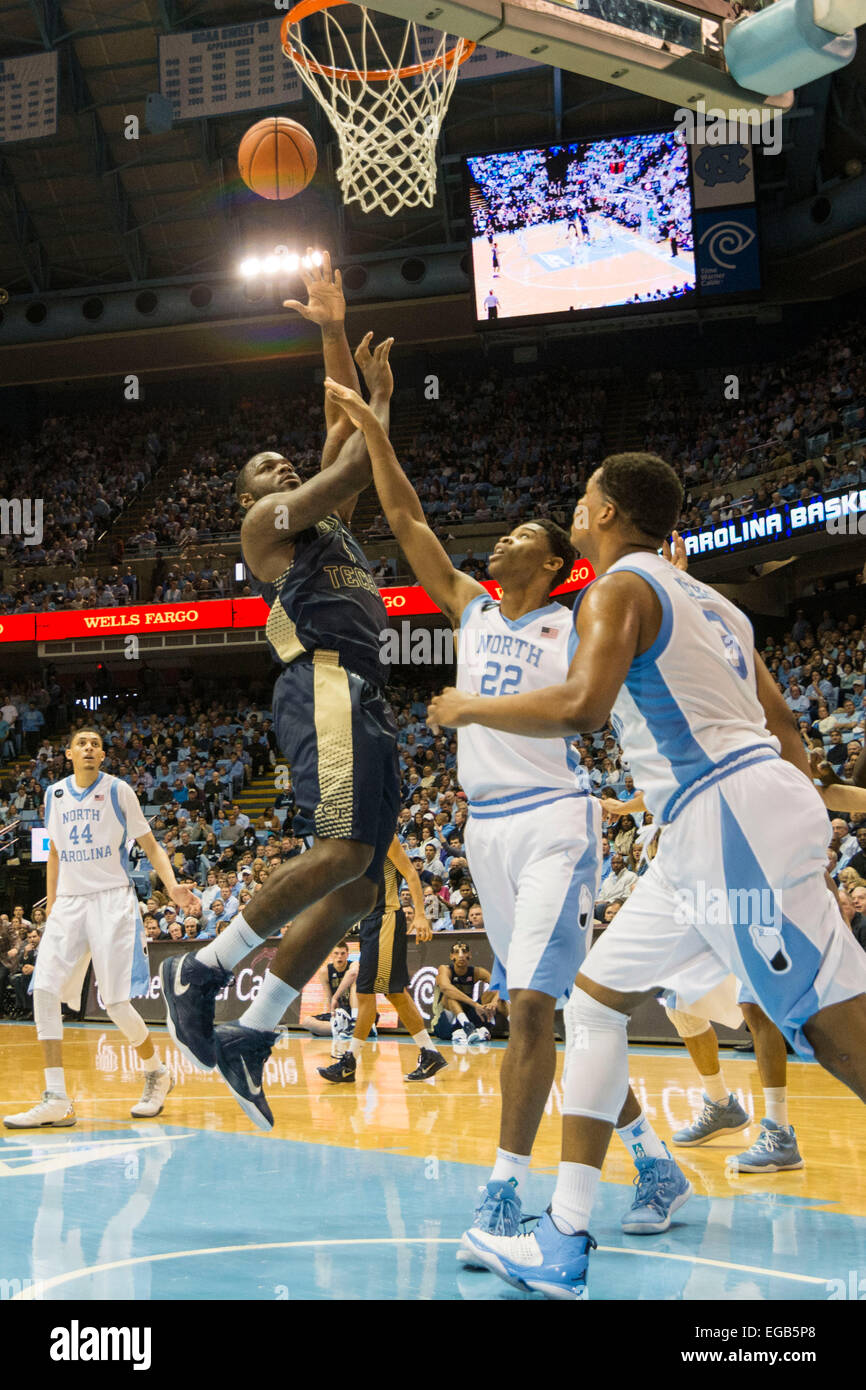 Chapel Hill, NC, USA. Feb 21, 2015. Georgia Tech C Demarco Cox (4) au cours de la jeu de basket-ball de NCAA entre le Georgia Tech Yellow Jackets et le North Carolina Tar Heels au doyen E. Smith Center le 21 février 2015 à Chapel Hill, Caroline du Nord. Jacob Kupferman/CSM/Alamy Live News Banque D'Images