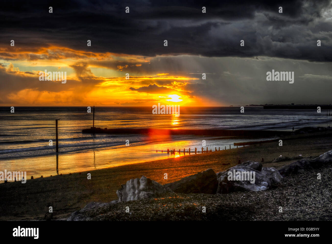 Shoreham, East Sussex, Royaume-Uni.21 février 2015.Nuageux coucher de soleil sur la côte sud© Banque D'Images