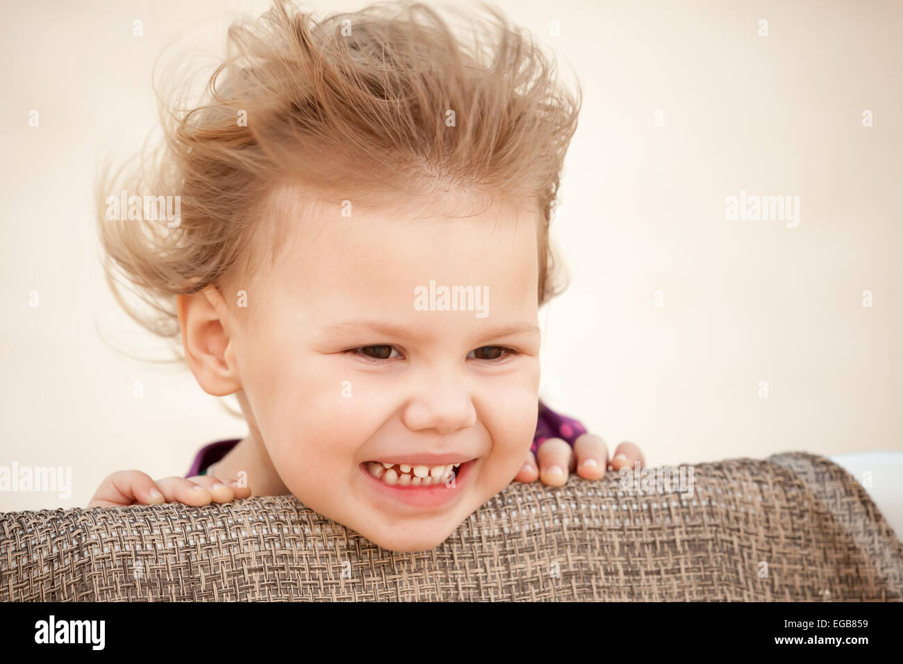 Piscine closeup portrait of cute Young blond bébé fille avec le vent dans ses cheveux Banque D'Images