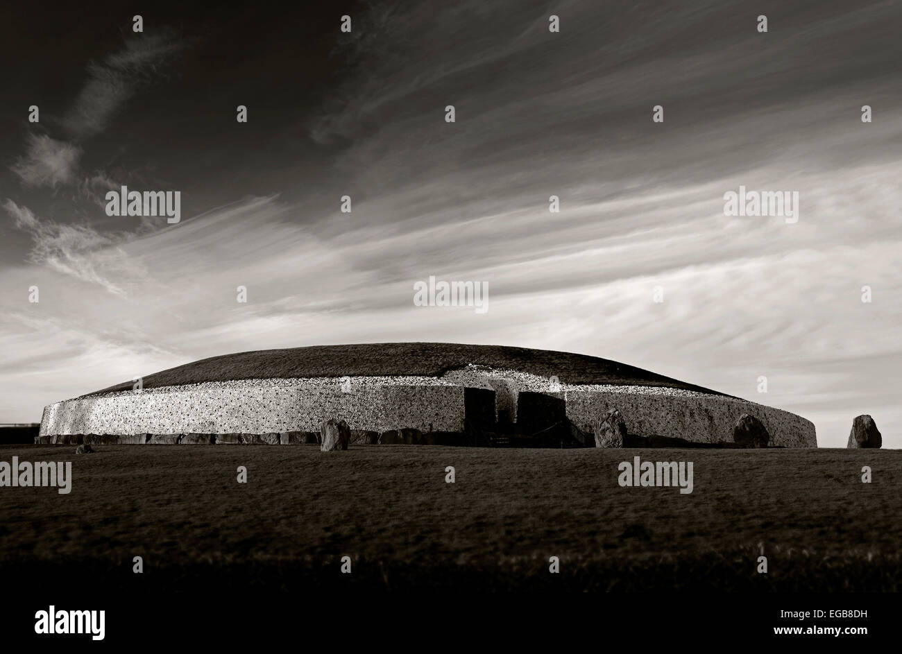 Newgrange passage Tomb Co. Meath où le soleil du solstice d'hiver pénètre dans la chambre intérieure de cette structure vieille de 5000 ans. Banque D'Images