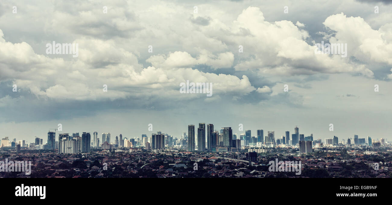 Avec vue sur la ville de Jakarta Kampung en premier plan Banque D'Images