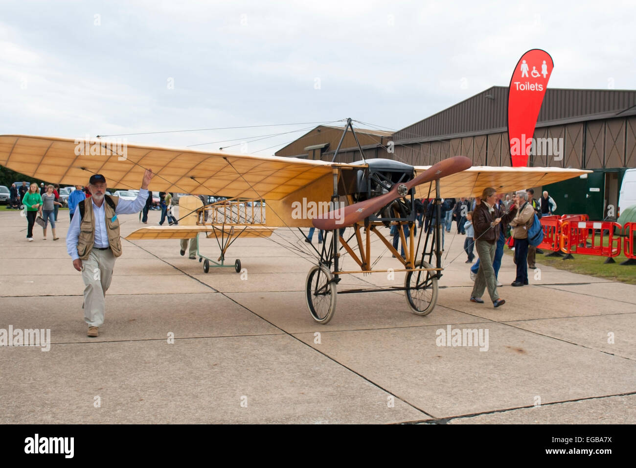 1908 monoplan Blériot XI conçu à Duxford poussés le long de Banque D'Images
