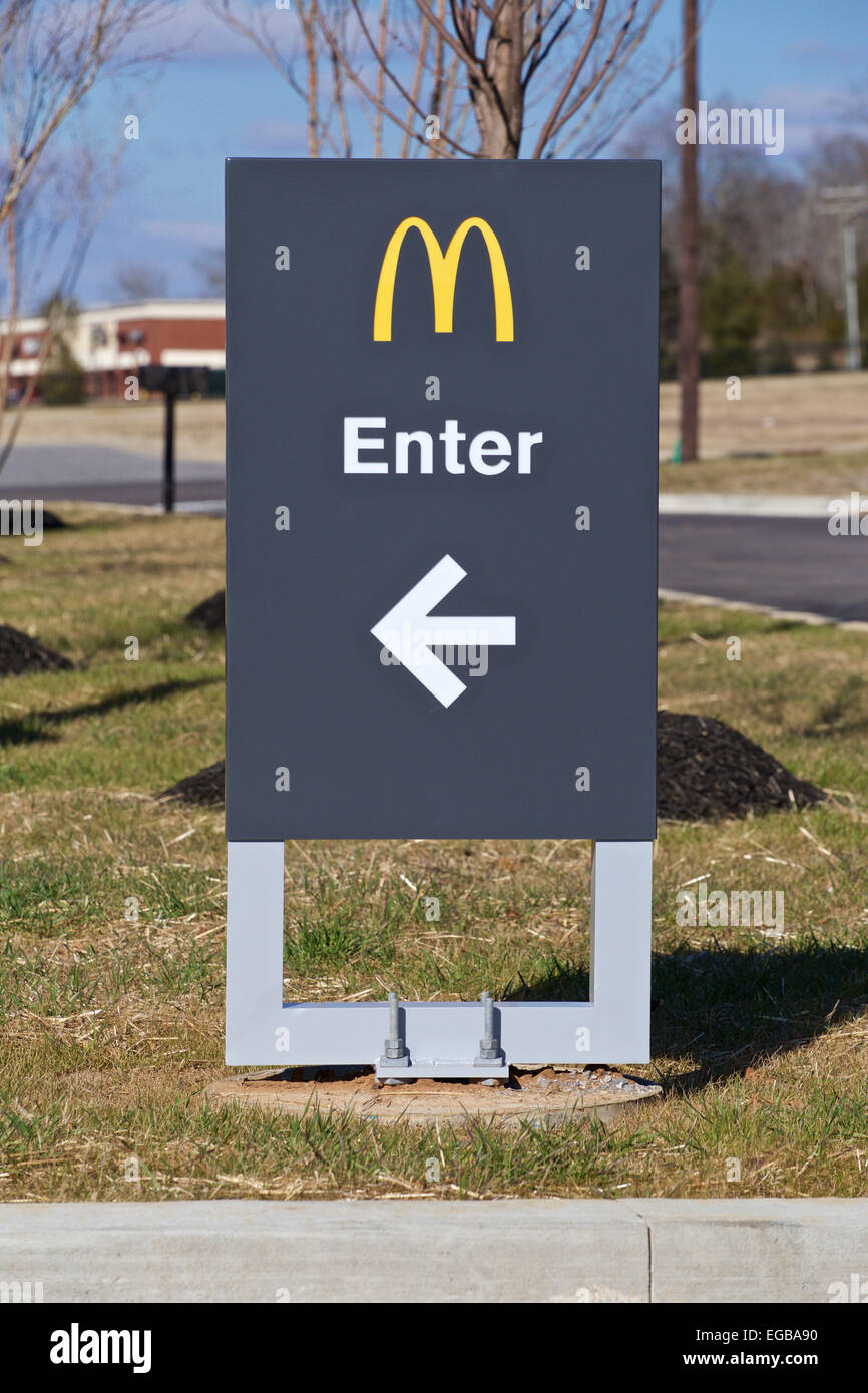 McDonald's restaurant fast food street sign avec la flèche et Golden Arches. Banque D'Images