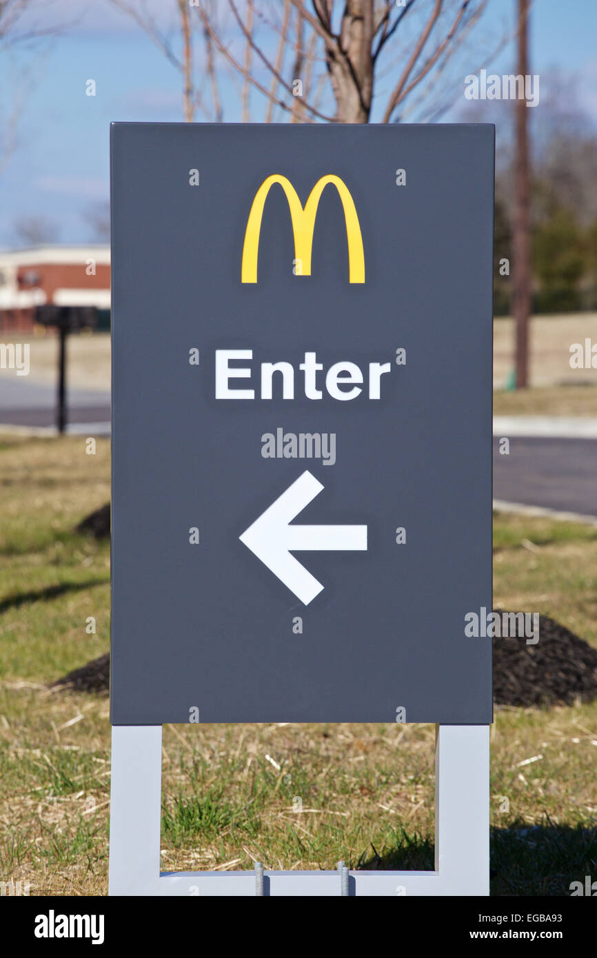 McDonald's restaurant fast food street sign avec la flèche et Golden Arches. Banque D'Images