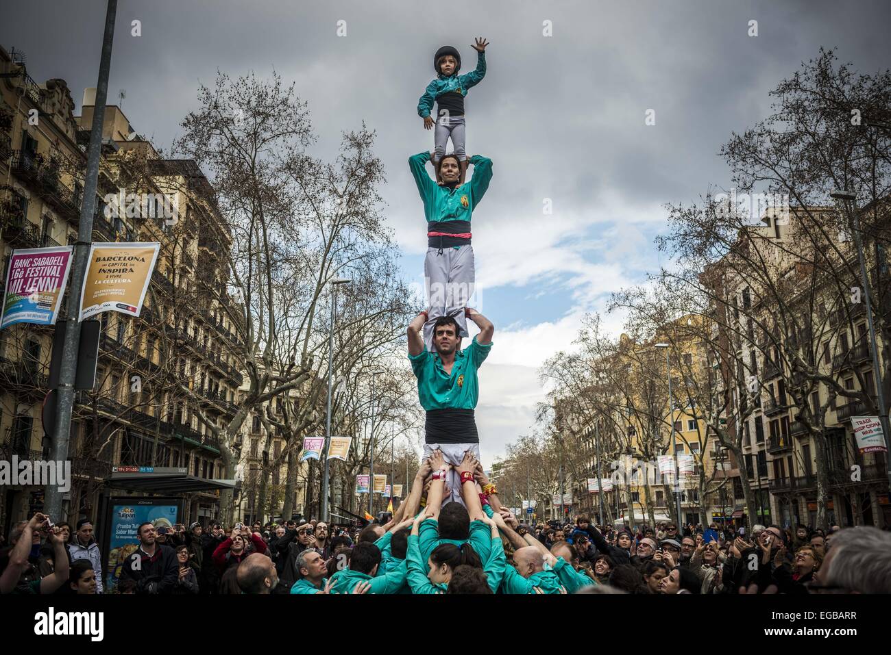 Barcelone, Catalogne, Espagne. Feb 21, 2015. Les castellers de la Sagrada Familia construire une colonne pendant le défilé du Nouvel an chinois se félicitant de l'année de la brebis en bois à Barcelone © Matthias Rickenbach/ZUMA/ZUMAPRESS.com/Alamy fil Live News Banque D'Images