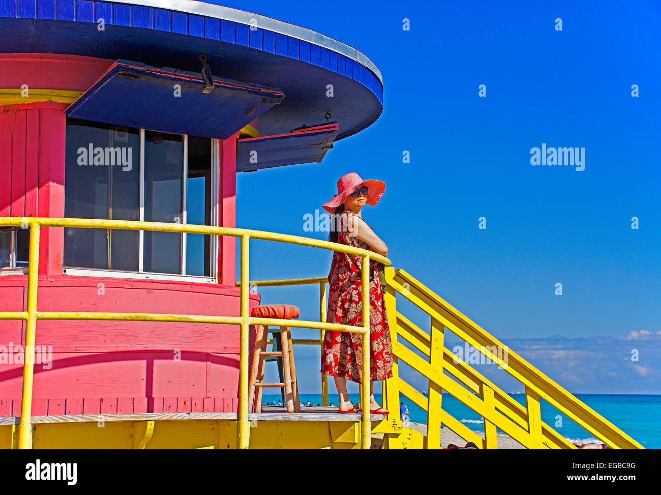 Femme en rouge sur lifeguard station sur South Miami Beach. Banque D'Images