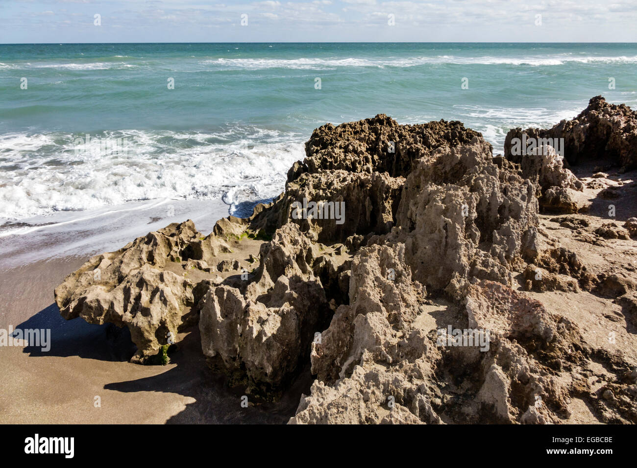 Stuart Florida,Hutchinson Barrier Island,Ross Witham Beach,eau de l'océan Atlantique,formation géologique Anastasia,sables interstratifiés,coquina calcaires,frag Banque D'Images