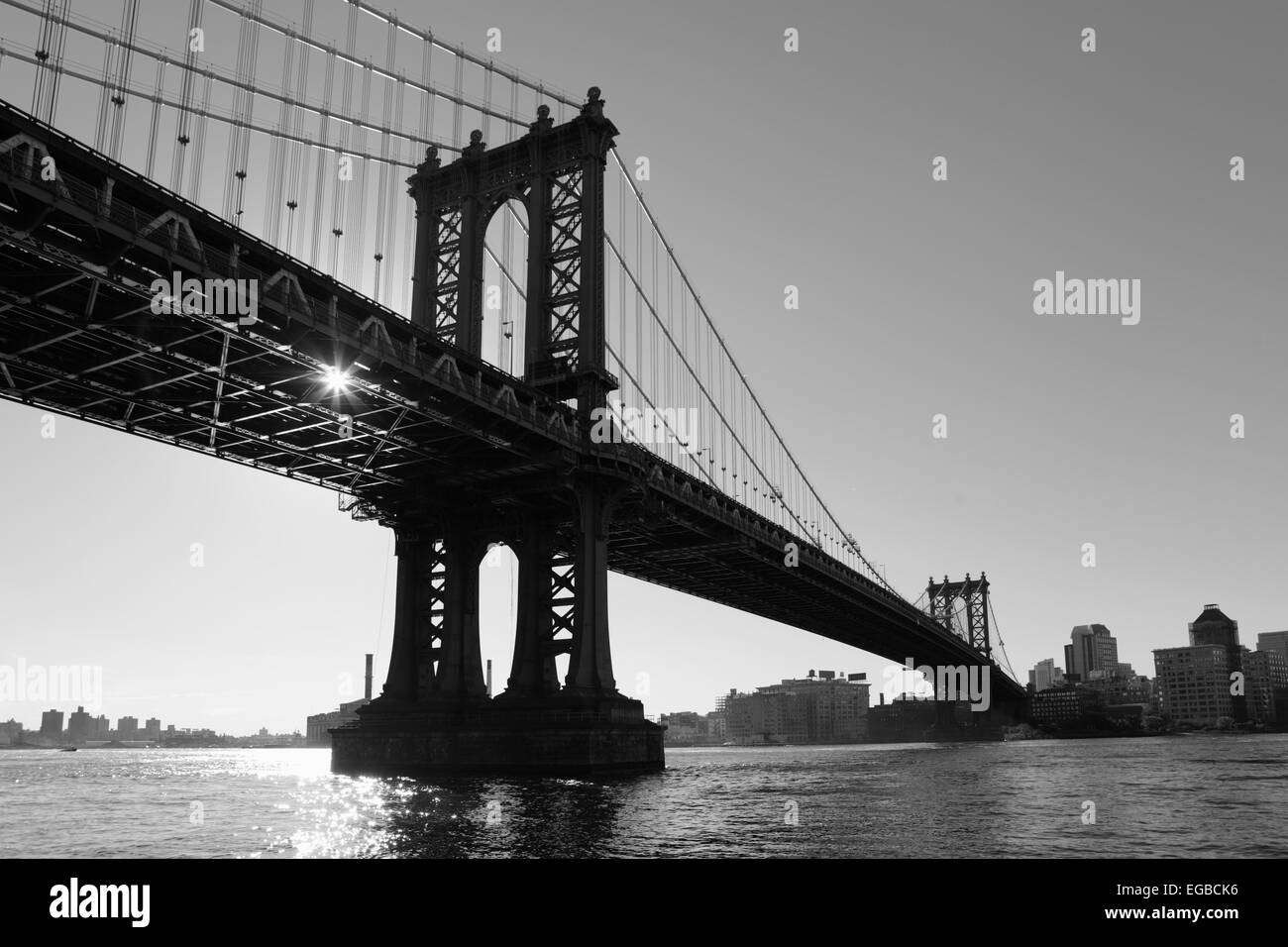 Manhattan Pont enjambant l'East River à Brooklyn DUMBO en noir et blanc. Banque D'Images