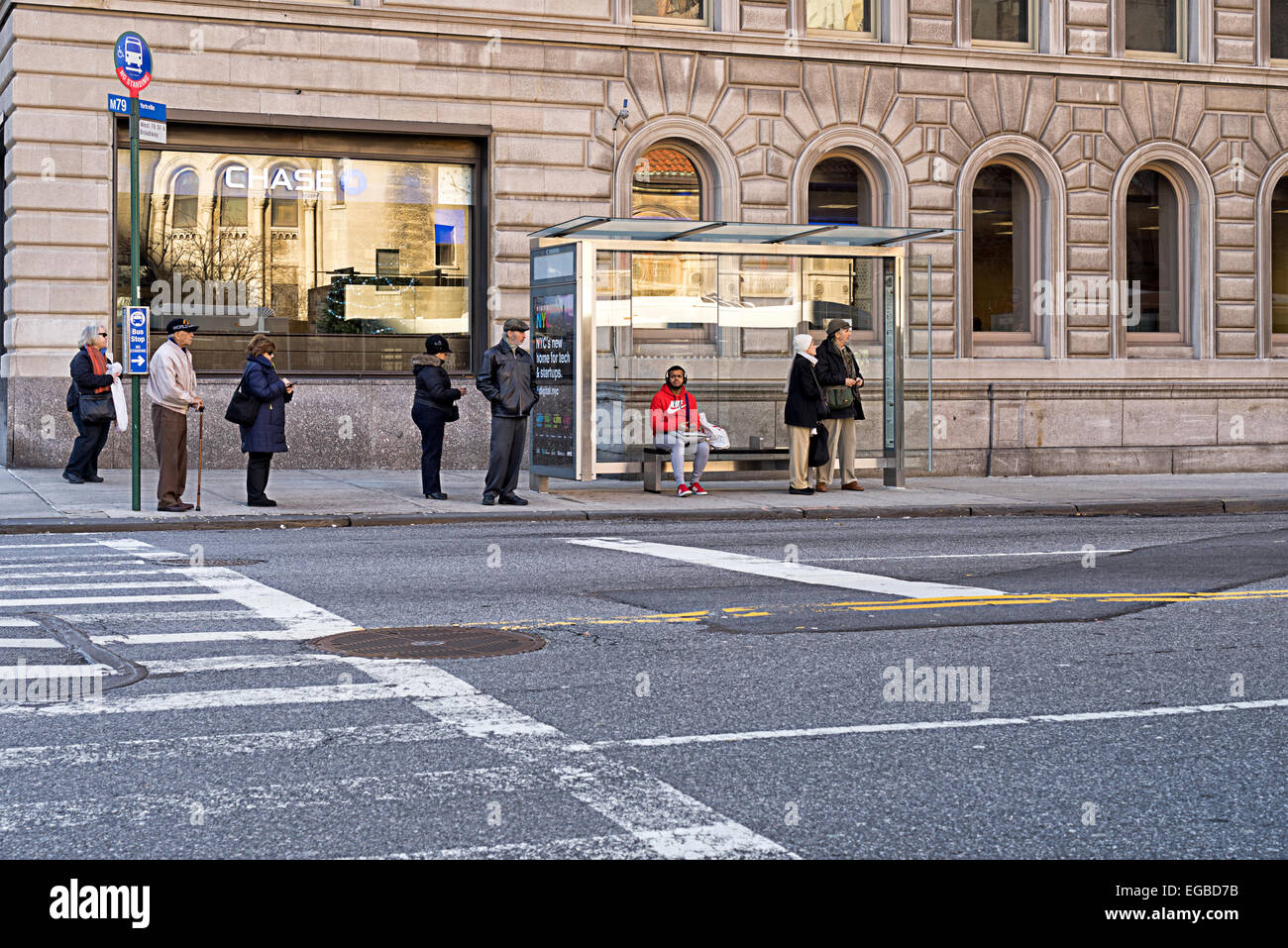 Les personnes en attente pour le bus M79 à West 79th Street et Broadway, New York City Banque D'Images