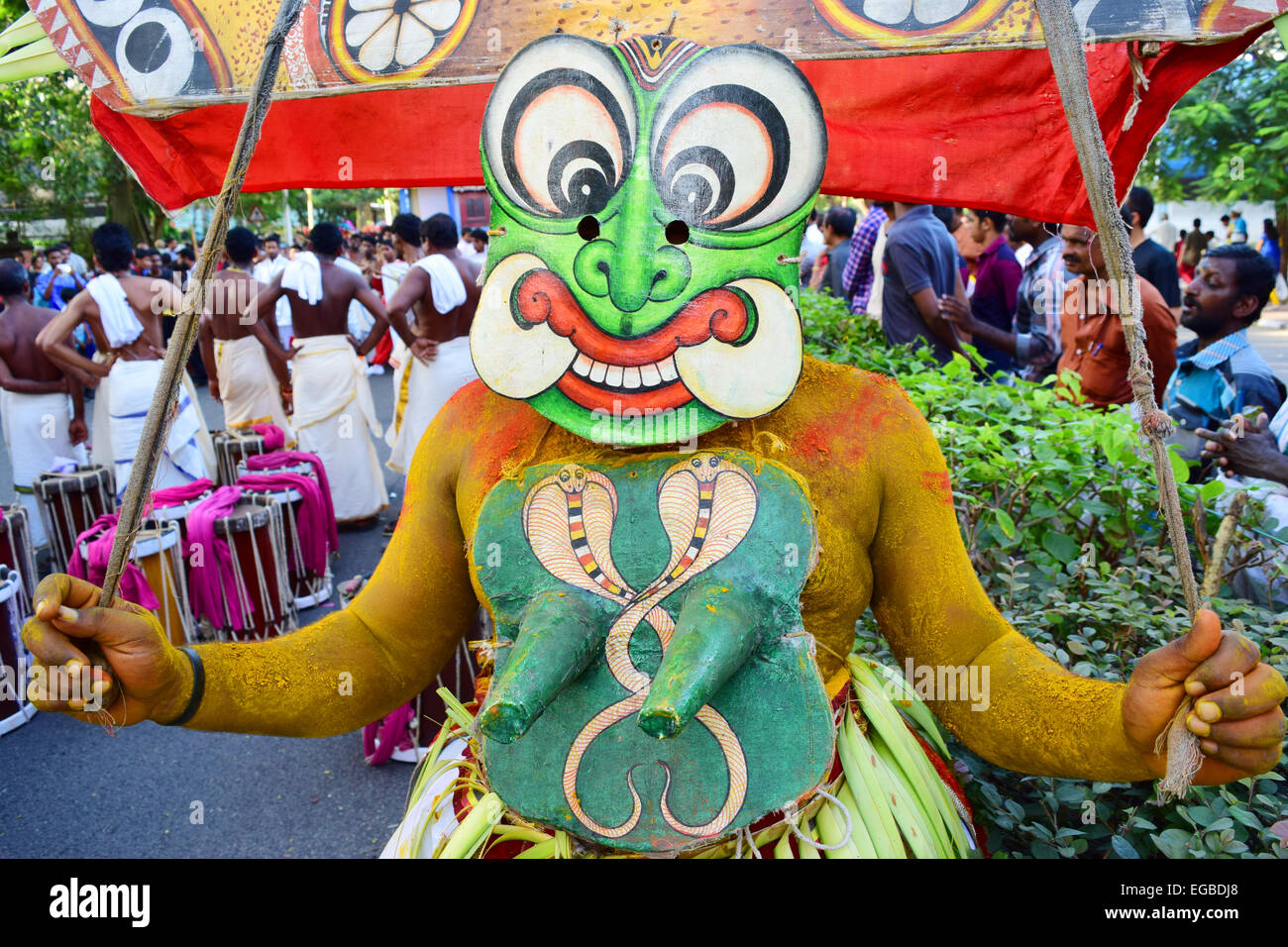 Variété rituel traditionnel sous forme de culte de l'artiste Art Theyyam dans Kerala Inde Pendant Onam Festival Banque D'Images