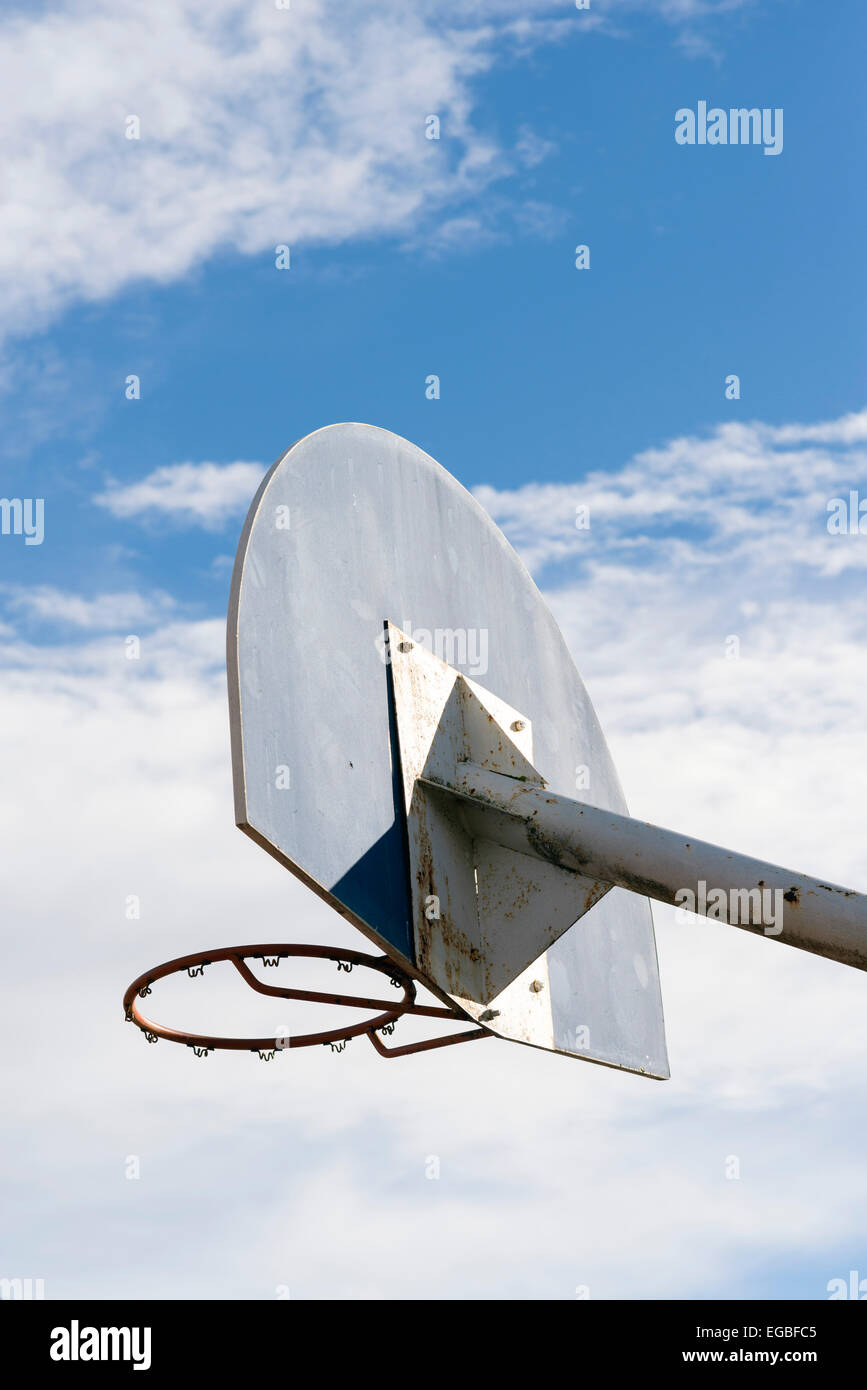 Panier de basket-ball contre un ciel nuageux Banque D'Images