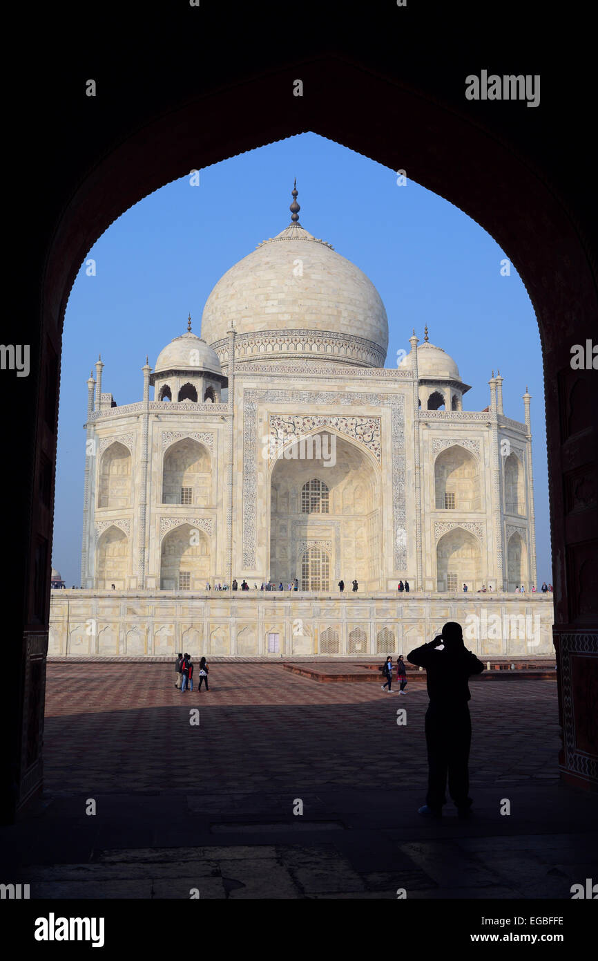 Tourist Taking Photograph of Taj Mahal Inde Banque D'Images