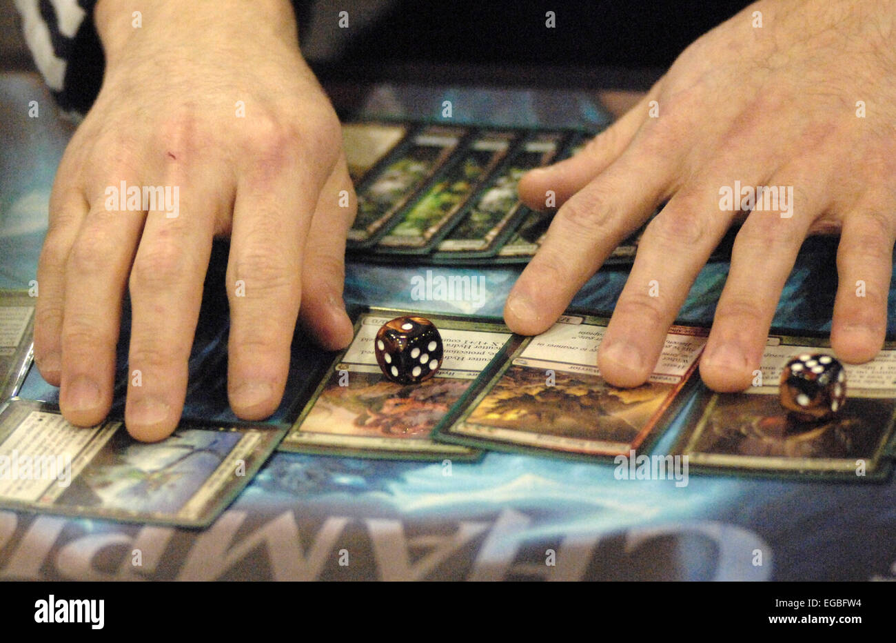 Vancouver, Canada. Feb 21, 2015. Carte d'un joueur joue au cours de la Magic The Gathering Grand Prix 2015 à Vancouver, Canada, le 21 février 2015. Plus d'un millier de mages d'espoir sont descendus sur le Vancouver Convention Centre pour un week-end de combats intenses. © Sergei Bachlakov/Xinhua/Alamy Live News Banque D'Images
